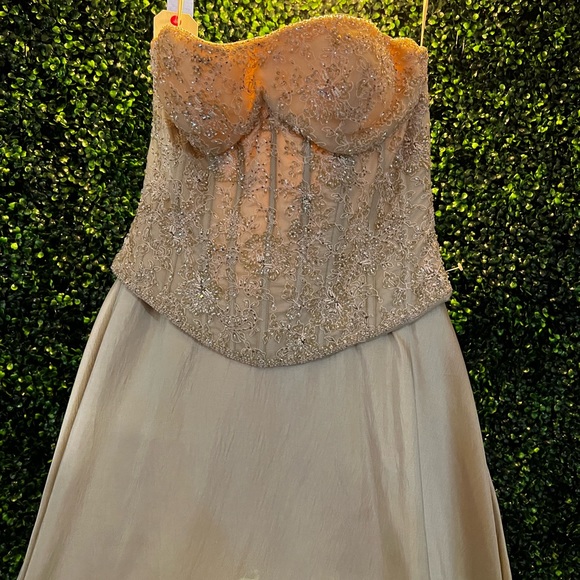 Bridal gown / evening gown NWOT never worn - Picture 1 of 12